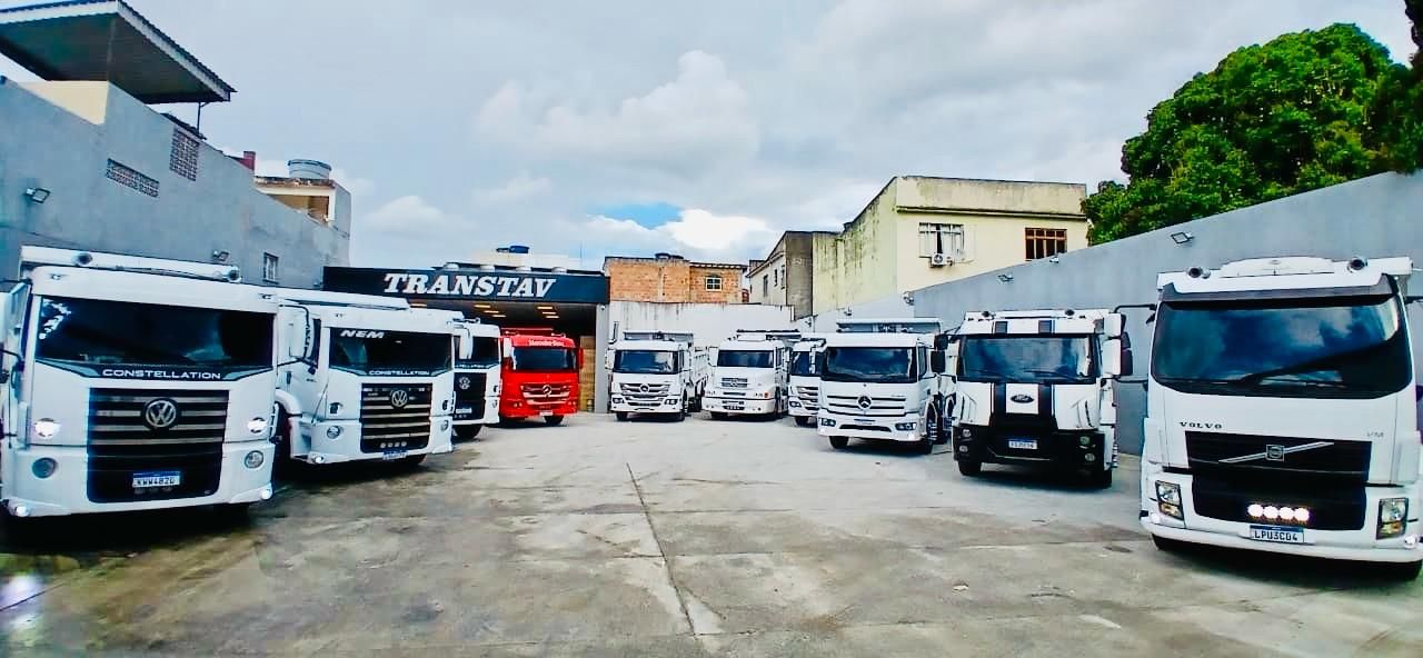 Pátio da Transtav em Bento Ribeiro com a frota de caminhões estacionada