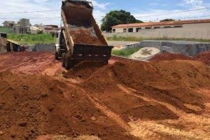Aterro sendo descarregado